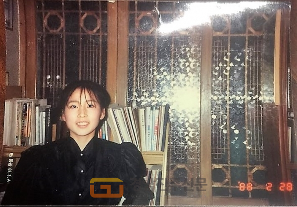 대학교 3학년 때 집에서 찍은 모습. 대학생활을 서울에서 한 박 원장은 29살 때 다시 진주로 돌아와 사람들에게 요가를 알려 나갔다.