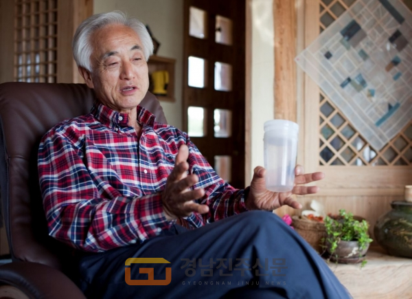 김수경 박사가 대표로 있는 다움(daoom)은 88년 서해식품으로 출발해 ‘신이 만든 음식’이란 뜻의 ‘GMF(God Made Food)'를 거쳐 오늘에 이르렀다. 김 박사는 현재 사천 공장 내에 한옥 거처를 마련해 지내고 있다.