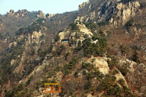 속리산은 해발 1057m의 국립공원으로 한국팔경 중 하나다.