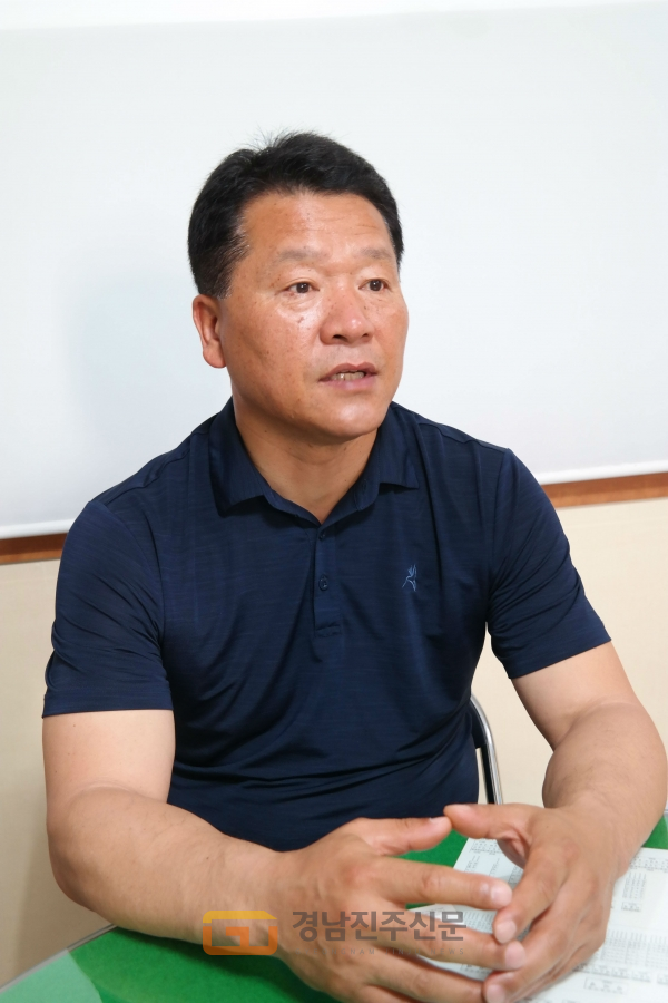 진주시축구협회 박은경 회장은 고등학교 1학년 때부터 축구를 시작해 한양대학교를 거쳐 주택은행에서 1990년까지 선수생활을 했다.