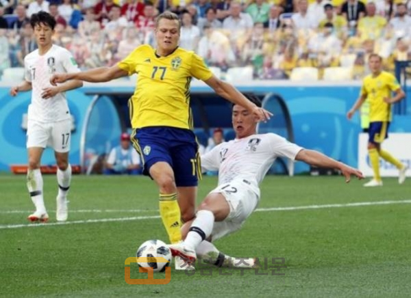 지난 18일 오후9시(한국시간) 스웨덴과의 1차전 후반 20분 김민우 선수가 상대 수비수 빅토르 클라에손과 공을 경헙하는 과정에서 태클을 시도했다. 비디오 판독 결과 한국의 반칙으로 판정되어 페널티킥이 결정됐다.