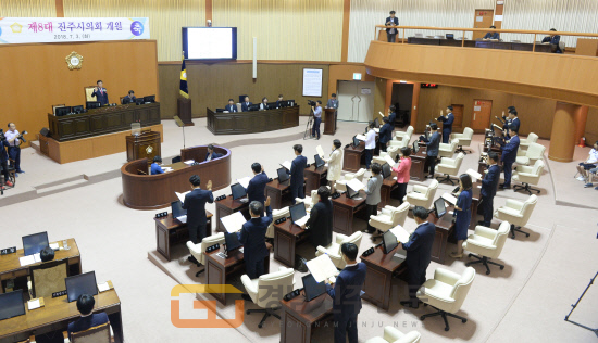 제8대 진주시의회 개원식이 지난 3일 시의회 본회의장에서 열린 가운데 박성도 의장을 비롯 시의원들이 의원선서를 하고 있다.