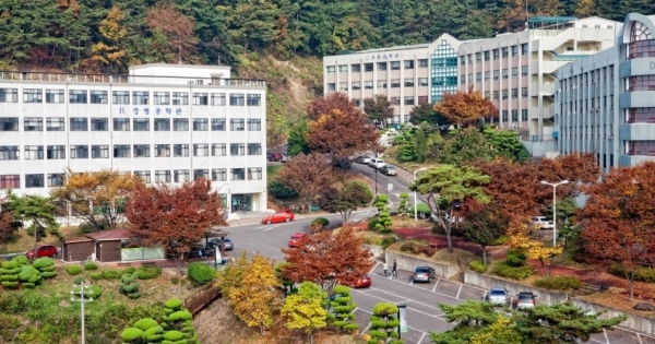 진주시 문산읍 동부로에 위치한 한국국제대학교 전경.