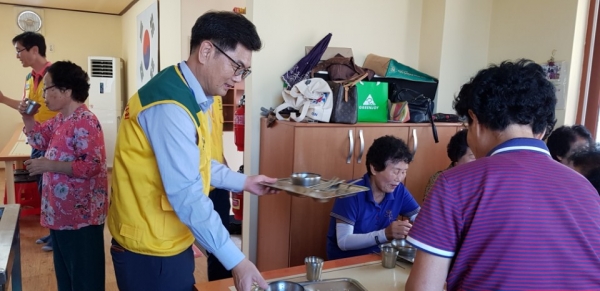 한국남동발전 나눔회 회원들이 칠암동 망경경로당에서 어르신 무료급식 봉사활동을 했다.