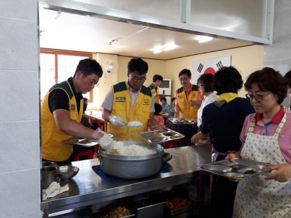 한국남동발전 나눔회 회원들이 무료급식에 대해 이날 참여한 할머니 할아버지들은 친손자를 본 것 같이 즐겁다, 며 좋아했다.