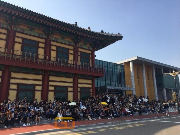 한국의 전통문화를 배우고자 하는 외국인 유학생 370여명이 산청박물관을 찾았다.