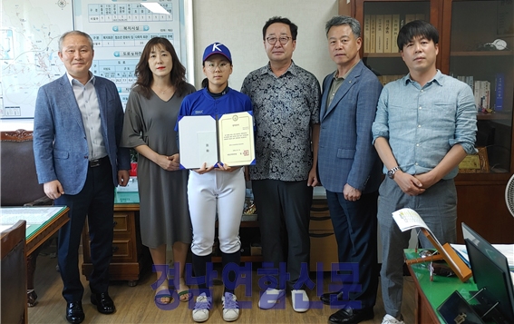 ▲ 지난 22일 하동군체육회는 한국여자야구 국가대표로 선발된 박주아 선수에게 격려금을 전달하였다.