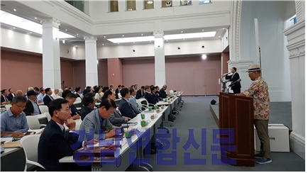 3군 예비역 장성들에게 ‘국방정론’을 설명하고 있는 하정효 총재(서울시청 강당)