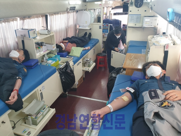 ▲ 19일 경남경찰청 직원들이 사랑의 헌혈 릴레이 운동에 동참하고 있다.