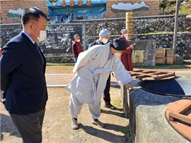 평화의길 이사장인 명진스님과 류주호 경남지부 대표가 지난해 11월 4일 거제포로수용소 를 방문해 포로들의 생활상들을 살펴보고 있다.