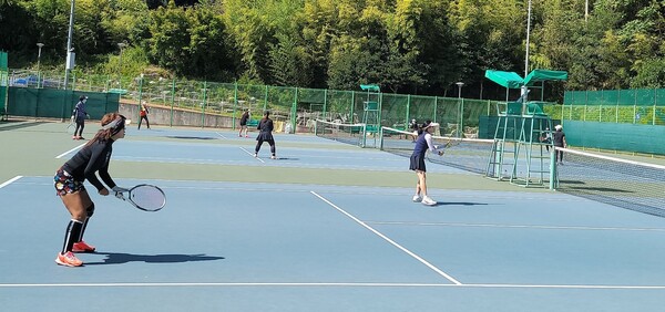 진주시여성연맹회장배 테니스대회에는 여성 테니스 동호인 100여 명이 참가