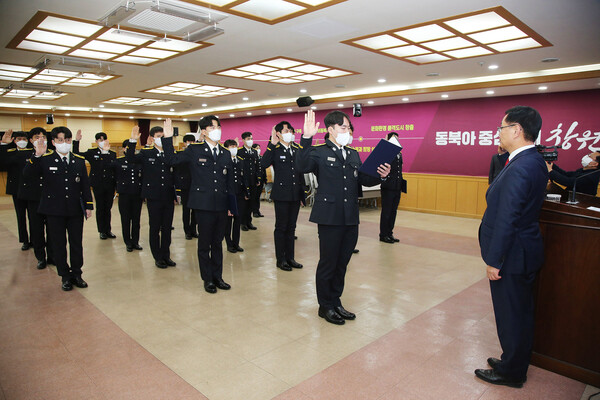 창원특례시는 25일 제3회의실에서 신규소방공무원 임용식을 개최했다.