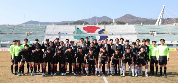 양산시와 함께하는 제54회 부산MBC 전국 고등학교 축구대회에서 경기수원FC 산하 유소년 팀인 경기수원FC U-18 팀이 우승컵을 안았다. /양산시