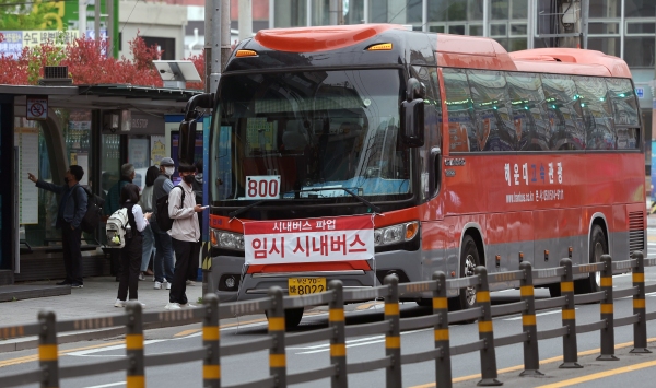 경남 창원지역 시내버스가 파업에 돌입한 19일 오전 창원 마산합포구 경남대·남부터미널 종점 버스 정류소 일대에 '800(번). 시내버스 파업 임시 시내버스'라는 문구가 부착된 임시 버스가 이동하고 있다.