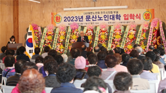 지난 3월 17일 진주시 문산읍 소재 홍락원 강당에서 개최한 문산노인대학 입학식에서 환영사를 하고 있는 김동석 학장
