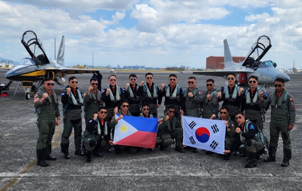 ▲ 블랙이글스와 필리핀 공군이 양국 수호 75주년 기념 우정비행을 선보였다. /KAI한국항공우주산업㈜(KAI)이 ‘2024 필리핀 에어쇼’에 참가해 동남아 시장 확대에 나섰다.